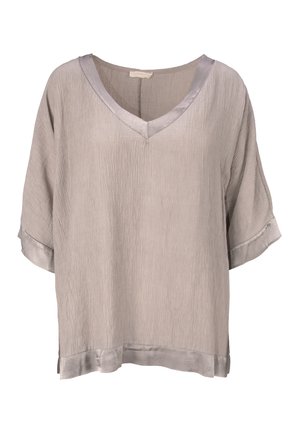 Helles graues Oberteil mit V-Ausschnitt und kurzen Ärmeln. Strukturiertem Körper mit glattem Satinbesatz entlang des Ausschnitts und der Ärmel. Lockere Passform.