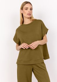 Felpa verde oliva, oversize con maniche corte, colletto a coste e pantaloni abbinati rilassati. Tessuto liscio con cuciture minime.