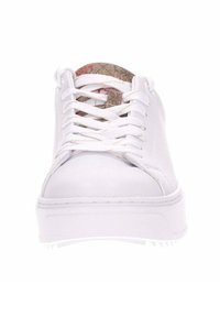 Sneaker in pelle bianca con design flat, punta rotonda, dettaglio testurizzato sulla linguetta e lacci bianchi. Caratterizzato da una suola spessa e solida di colore bianco.