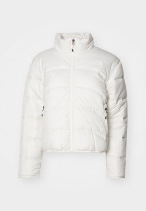Witte donsjacket met een hoge kraag, een ritssluiting aan de voorkant en twee zijzakken. Bevat een gewatteerd patroon en een subtiel logo op de borst.
