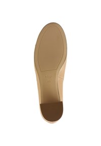Beige skosula med en slät yta, rundad form och en texturerad gummihäl. Markeringar inkluderar "högI" och storlek 4½.