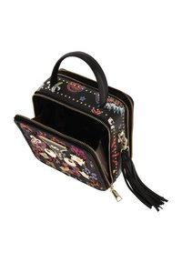 Geantă sintetică neagră cu fermoare aurii, patch-uri decorative, modele florale și mâner superior; dispune de un ciucure pe capătul fermoarului.