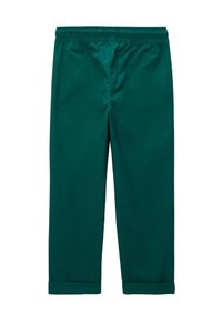 Pantalons légers verts avec une taille élastique et des poignets retroussés. Texture lisse et design simple, adaptés à une tenue décontractée.