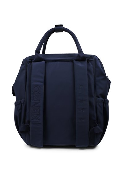 Sac à dos bleu marine en nylon, doté de doubles poignées en haut, de bretelles latérales rembourrées et d'accents de logo en relief à l'avant et sur les côtés.
