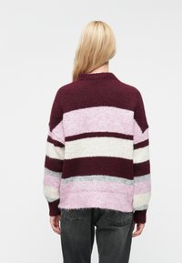 Pulôver de malha em riscas bordeaux, rosa, cinza e branco; textura suave e fofa; decote redondo; mangas longas; corte descontraído.