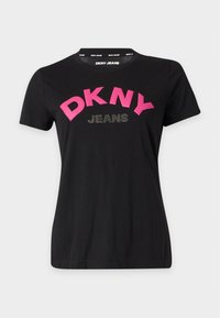 Μαύρο κοντομάνικο T-shirt με ροζ "DKNY" και μικρότερο ραδιόφωνο κείμενο "JEANS" μπροστά, με λαιμόκοψη.