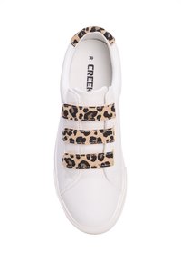 Białe sneakersy z trzema rzepami w leopardzi wzór, teksturowana powierzchnia i okrągły czubek. Wewnątrz znajduje się metka z rozmiarem "39".