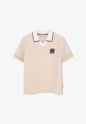 Polo beige à manches courtes avec col et poignets blancs, logo noir avec soleil et plantes, et texte "BOSS" sur la poitrine.