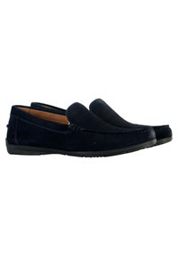 Mocassini in camoscio blu navy con design slip-on, suola in gomma e cuciture a contrasto; texture liscia con una silhouette pulita.