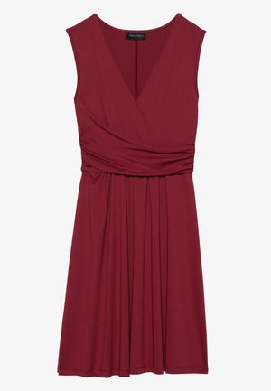 Robe sans manches bordeaux avec un design croisé, taille froncée, et un tissu doux et fluide qui descend jusqu'à un ourlet au niveau du genou.