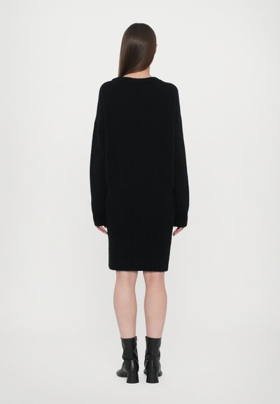 CLOSED CREW NECK MINI DRESS - Stickad klänning - black