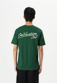 On Vacation SIGN LOGO UNISEX - Apdrukāts T-krekls - bottle green