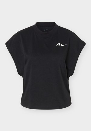Μαύρο αμάνικο τοπ Nike με στρογγυλή λαιμόκοψη, με λευκό σήμα Nike swoosh και αφηρημένο λογότυπο στο πάνω αριστερό μέρος του στήθους.