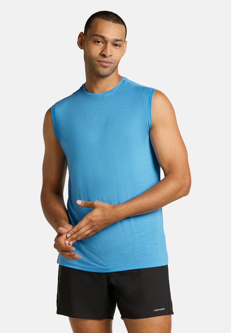 Maglietta atletica senza maniche di colore blu in tessuto morbido, con scollatura rotonda e design aderente, abbinata a pantaloni corti neri.