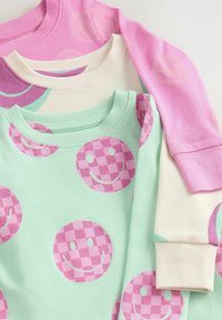 Kolme crewneck-hupparia esitettynä yhdessä. Värit ovat vaaleanpunainen, mintunvihreä ja kerma. Pelissä hymiö- ja ruutukuviot.