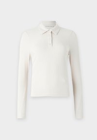 Langärmliges, geripptes weißes Poloshirt mit dreiknöpfiger Knopfleiste und klassischem Kragen.