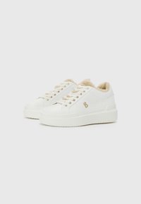 Hvite sneakers med en myk beige fôr, gullsnøring og en subtil "B"-logo. Har en flat, teksturert såle og runde lisser.