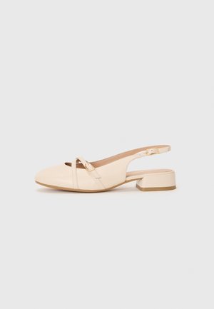 Beżowy but na obcasie typu slingback z niskim, szerokim obcasem, zaokrąglonym noskiem i regulowanym paskiem z przodu z złotą sprzączką.