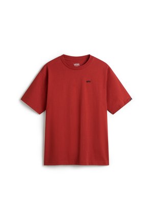 T-shirt en coton rouge avec un col rond et des manches courtes. Présente un petit logo sombre sur la poitrine et une coupe décontractée. Design simple.