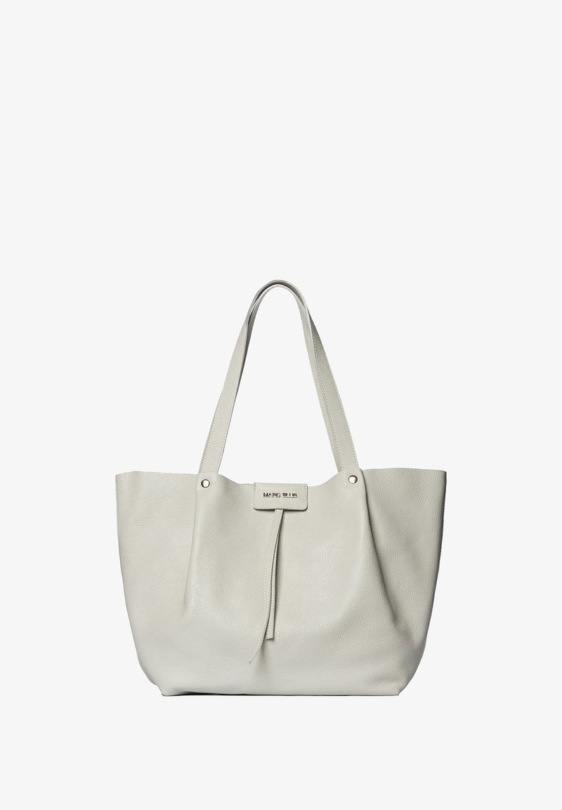 Grau Leder Tote Bag mit zwei Schultergurten, strukturiertem Oberflächen und einer zentralen Naht, mit einem Metall-Logo-Schild auf der Vorderseite.