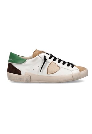Basket basse en cuir blanc, languette de talon verte, talon et bout en daim marron, lacets noirs et semelle en caoutchouc beige avec un patch logo sur le côté.