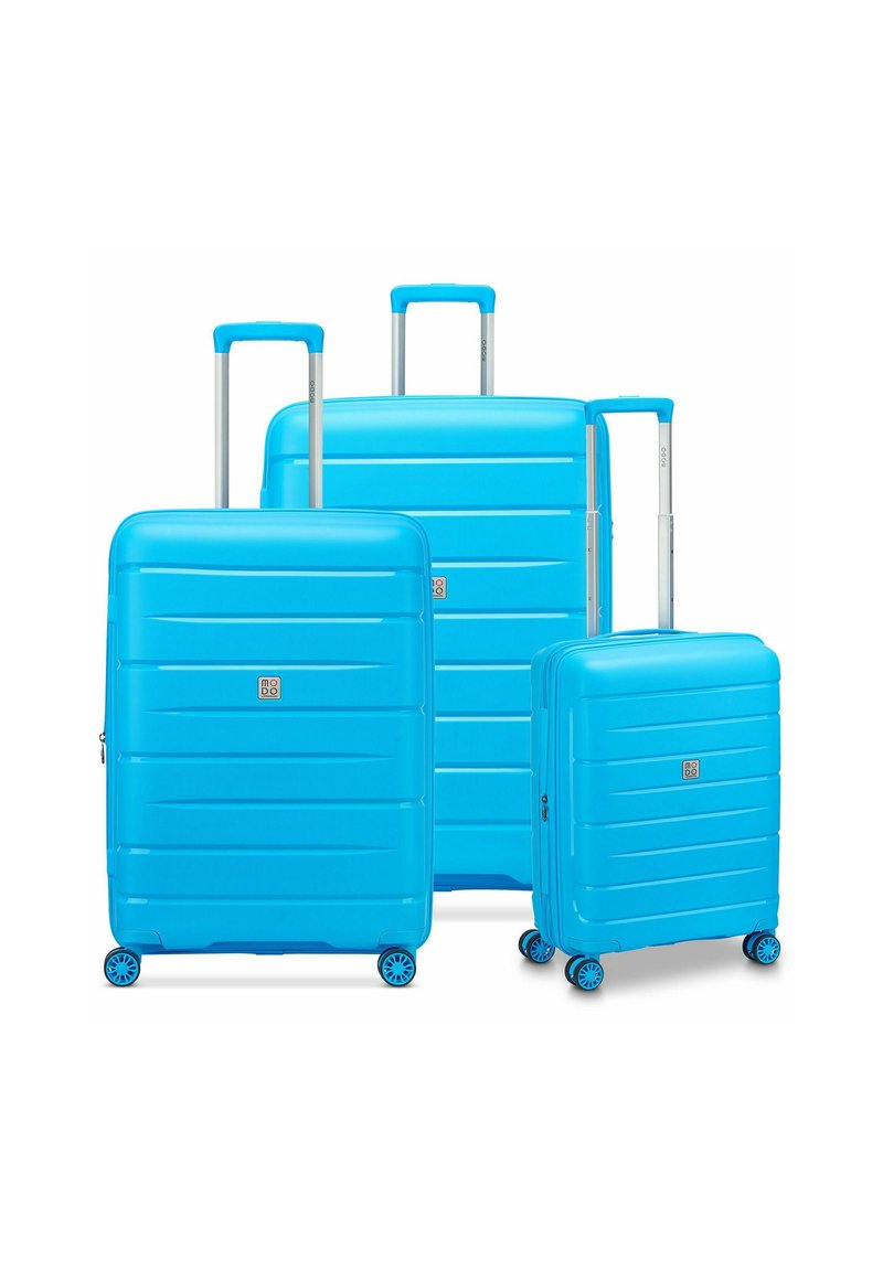 Tre valigie rigide di colore azzurro in diverse dimensioni, con design a righe, manici telescopici e quattro ruote ciascuna.