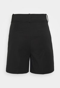 Pantalones cortos negros de tela sólida, con una cintura ajustada, trabillas para el cinturón y dos bolsillos traseros con un diseño limpio.
