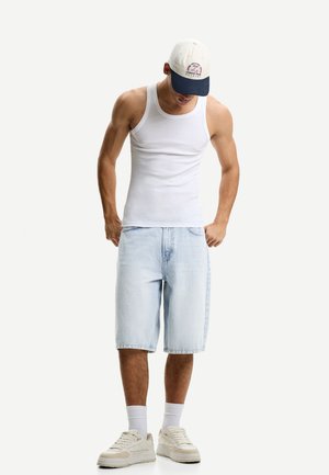 BAGGY-BERMUDA - Kratke hlače od trapera - light blue