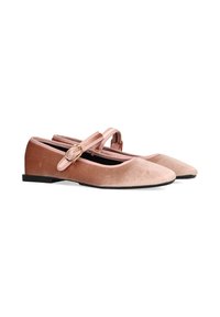 Bailarinas de terciopelo rosa suave, con punta redonda y suela plana negra. Presentan una correa a juego con un hebilla dorada para un ajuste seguro.