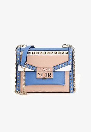 Multifarvet handbag med blå, pink og hvide syntetiske materialer, med nitter, kædetrækk og en metallisk lås mærket "CAFè NOIR."