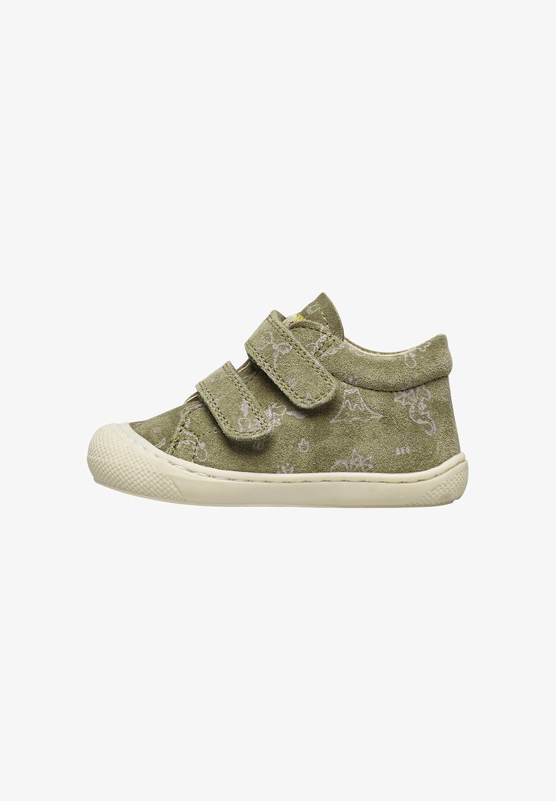 Scarpa per bambini in suede verde con due strap in velcro, suola in gomma bianca e un sottile motivo di montagne e animali impressi sul materiale.