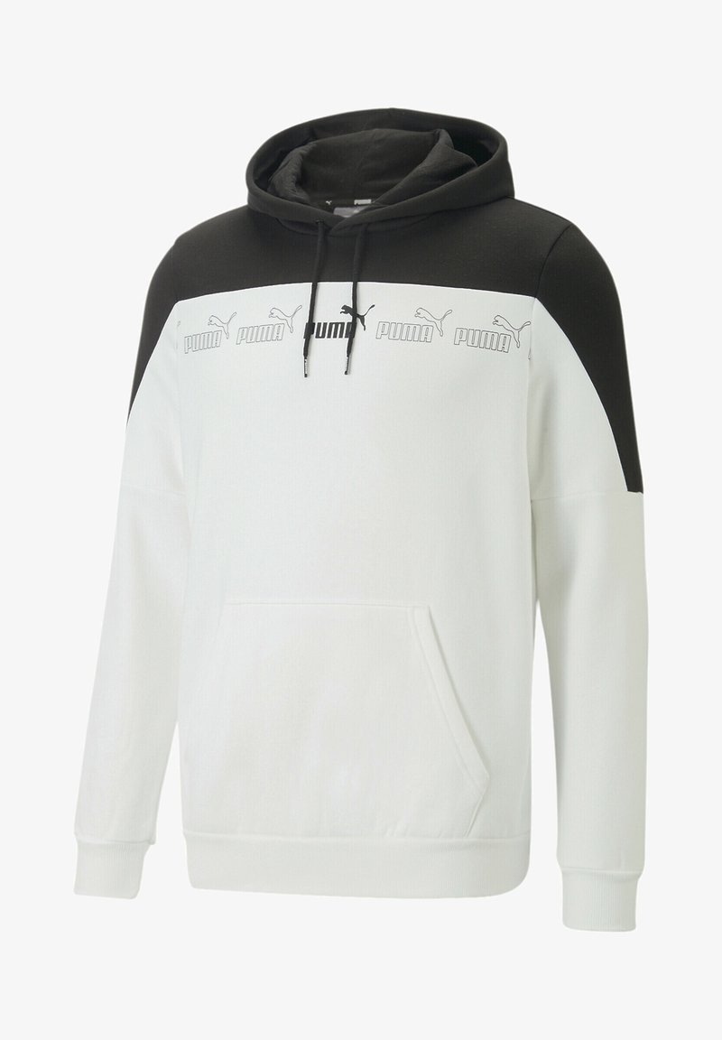 Felpa bianca e nera con tasca a marsupio. Presenta un collo alto, cordini e il logo "PUMA" ripetuto in nero sul petto.