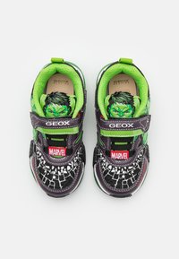 Geox MARVEL AVENGERS HULK BAYONYC BOY LIGHTS Trainers