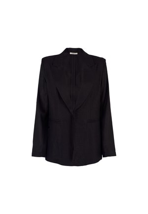 Blazer nero su misura con rever a lancia, maniche lunghe e tasche a filetto frontali, mostrato su sfondo bianco.