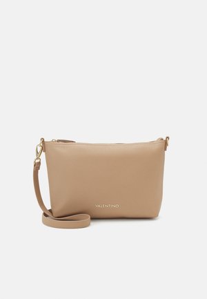 Sac bandoulière beige Valentino à texture grainée, avec ferrures dorées et sangle réglable sur fond clair uni.