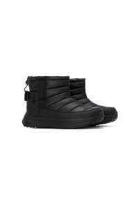 Botas aislantes negras con un diseño acolchado, que presentan un tobillo alto, un tejido texturizado y una suela de goma gruesa para mayor agarre y soporte.