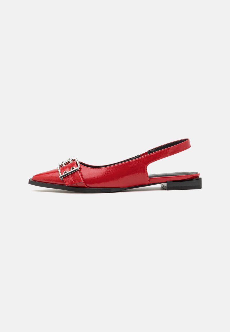 Červené lesklé kožené slingback baleríny s špicatou špičkou, ktoré majú kovovú sponu a nízky čierny podpätok.