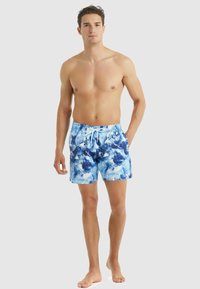 Heren zwemshorts in het blauw met een tie-dye patroon. Beschikt over een elastische tailleband met trekkoord. Gemaakt van lichtgewicht, snel drogend materiaal.
