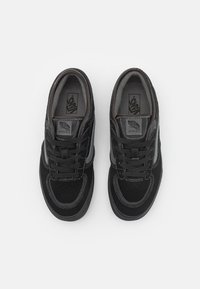 Sneakers neri con tomaia in suede e rete, lacci tono su tono, dettagli grigi e suola in gomma. Presentano un logo sulla linguetta e sul lato.