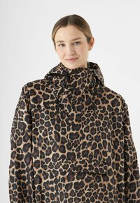 Leopardprint parka in bruin en zwart, met een capuchon, voorkuil en een glad, glanzend oppervlak. Verkorte lengte met afhangende schouders.