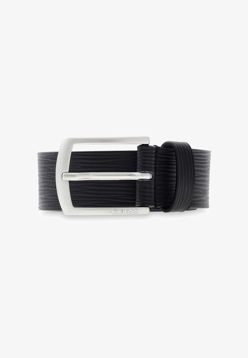 Ceinture en cuir noir texturé avec une boucle rectangulaire argentée, gravée de "GUESS" sur le cadre, et une boucle en cuir.