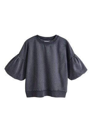 Tmavosivá krátka mikina so širokými, nafúknutými rukávmi po lakte a okrúhlym výstrihom na bielom pozadí.