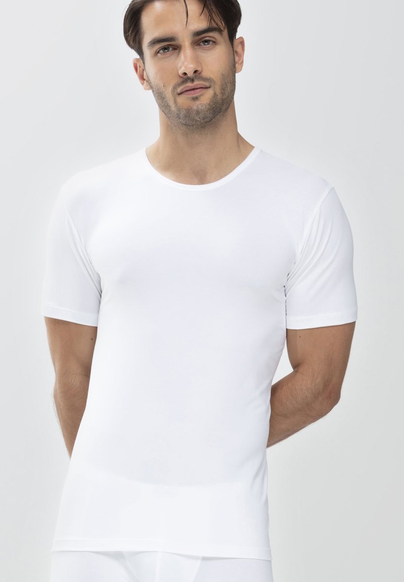 Biała krótki rękaw t-shirt z okrągłym dekoltem, wykonany z gładkiego materiału, charakteryzujący się dopasowanym krojem, bez wzorów, o klasycznym i minimalistycznym designie.