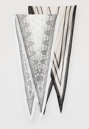 Dos bufandas triangulares, una blanca con patrones de paisley negros y bordes, la otra beige con rayas negras, fabricadas en un tejido ligero.