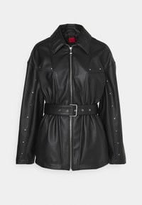 Giacca in finta pelle nera con zip frontale, colletto a punta, maniche lunghe, vita con cintura e borchie decorative lungo le spalle.