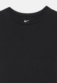 T-shirt in cotone nero con scollo rotondo, caratterizzato da un piccolo logo Nike bianco sul colletto. Texture liscia, design informale.