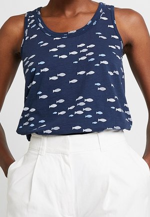 Mørkeblå ærmeløs top med fiskemønster i forskellige nuancer af blå og hvid; lavet af et blødt, let stof.