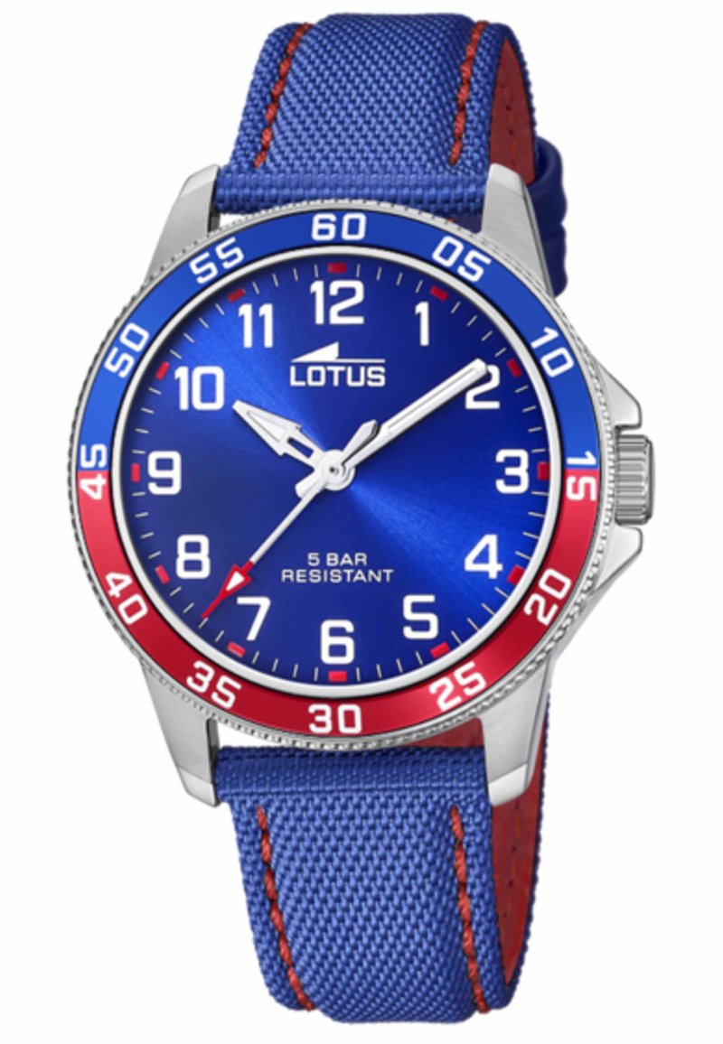Reloj analógico azul con caja plateada, bisel rojo y azul, correa de tela texturizada azul con costuras rojas y marcadores de hora blancos.