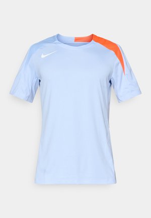 Maglietta sportiva azzurro chiaro a maniche corte con un accento arancione a contrasto sulla spalla. Realizzata in un tessuto traspirante con scollo rotondo.