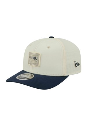 Baseballkappe mit cremefarbener Krone, dunkelblauem Schirm, New England Patriots Logo-Patch vorne und New Era Logo an der Seite.